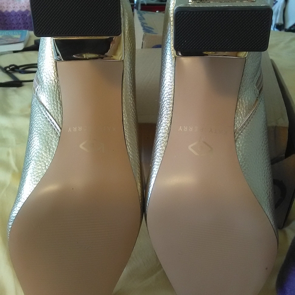 BNWOT GOLD HEELED BADASS BOOTS Ladies BY KATIE PERRY AMAZING HEEL SZ. 9.5 🔥🔥🔥 - Picture 3 of 9